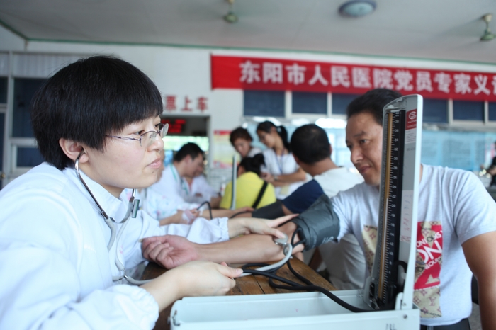 党员专家进社区义诊(图)