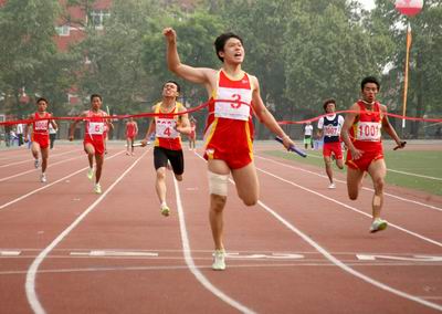 小后生跑步用力过猛,竟致盆骨骨折