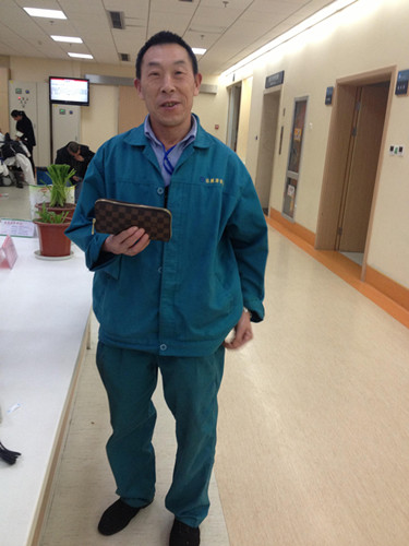 医院卫生间捡到厚钱包——保洁员挨个病房问
