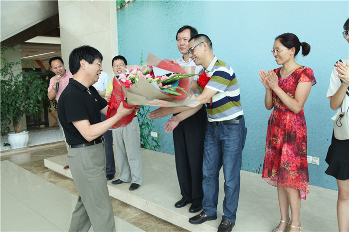 他去非洲做医生