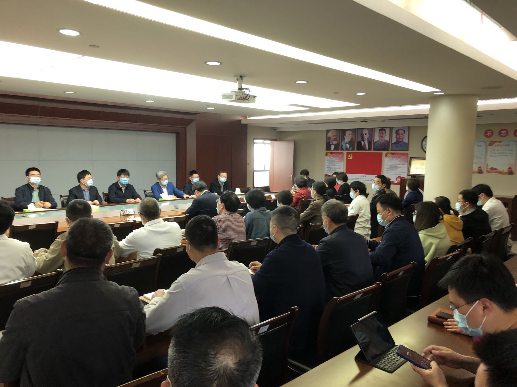 周日,市人民医院紧急部署新冠疫情防控攻坚战